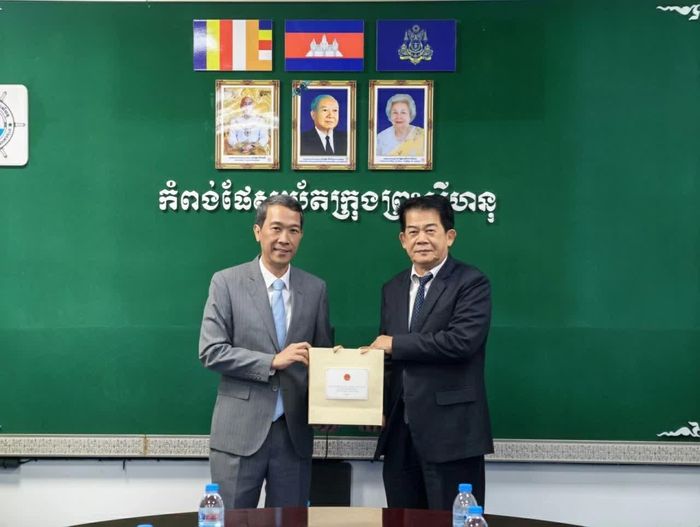 Tổng Lãnh sự Nguyễn Trung Hiếu và Chủ tịch, Giám đốc Điều hành Cảng Tự trị Sihanoukville Lou Kim Chhun tặng quà lưu niệm. (Nguồn: TLSQ Việt Nam tại Sihanoukville)