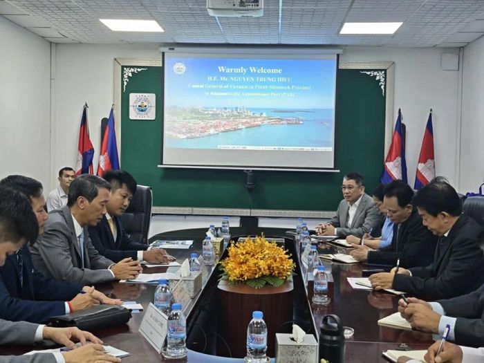 Quang cảnh buổi làm việc của Tổng Lãnh sự Việt Nam tại Sihanoukville Nguyễn Trung Hiếu và Chủ tịch kiêm Tổng Giám đốc Cảng Tự trị Sihanoukville Lou Kim Chhun. (Nguồn: TLSQ Việt Nam tại Sihanoukville)