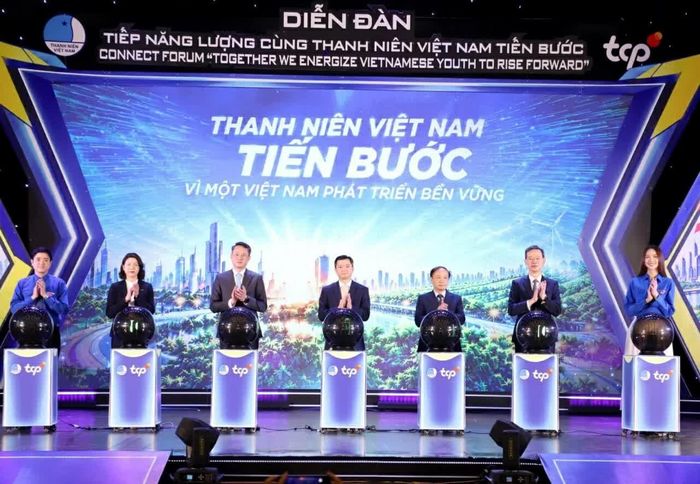 Các đại biểu thực hiện nghi thức khởi động hành trình mới “Tiếp năng lượng cùng thanh niên Việt Nam tiến bước”. (Ảnh: Đăng Hải)