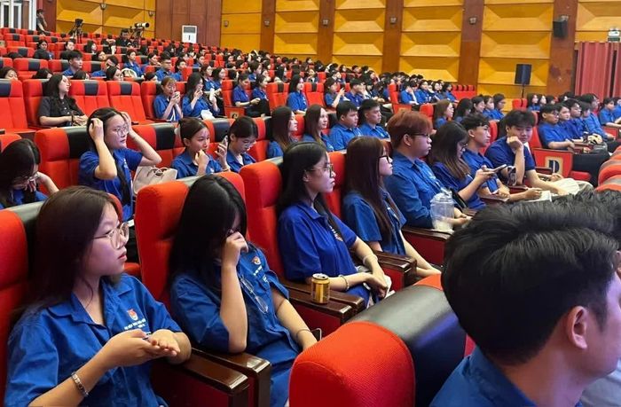 Diễn đàn thu hút sự quan tâm của đông đảo bạn trẻ. (Ảnh: Phi Khanh)