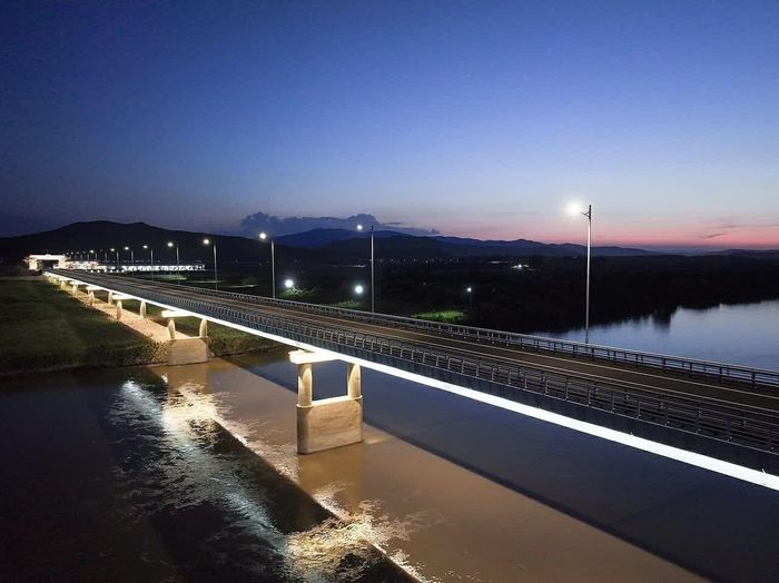 Cầu Yakov Novichenko bắc qua sông Đồ Môn, con sông tạo nên đường biên giới dài 11 dặm (khoảng 17,7 km) giữa Triều Tiên và Nga. (Nguồn: Wikipedia)