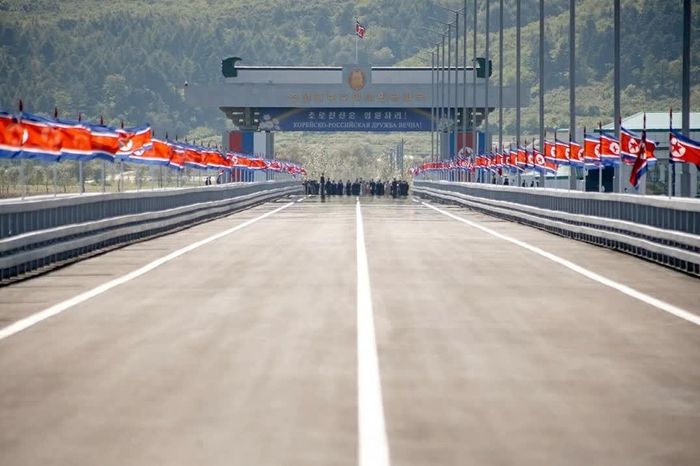 Cây cầu đường bộ mới giữa Nga và Triều Tiên dài 850m, với hai làn xe có tổng chiều rộng 7m, kết nối trực tiếp với cửa khẩu biên giới Khasan. (Nguồn: Wikipedia)