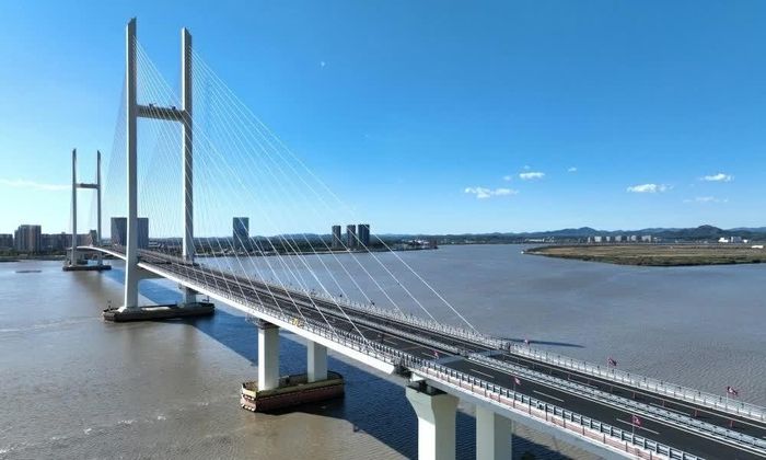 Cây cầu dây văng dài hơn 3 km bắc qua sông, cùng với hệ thống đường dẫn kết nối tới các khu vực lân cận. (Nguồn: Truyền thông nhà nước Triều Tiên)