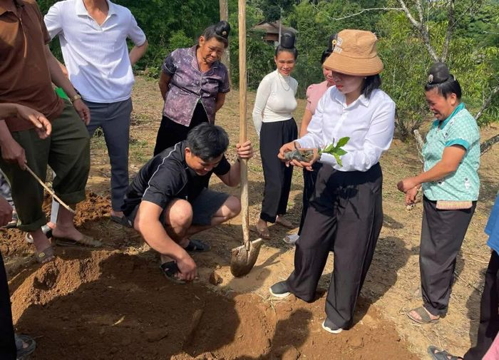 Cục Phục vụ Ngoại giao đoàn khảo sát và hỗ trợ nâng cao năng lực kinh tế - xã hội cho phụ nữ dân tộc thiểu số tại Điện Biên. (Nguồn: Cục PVNGĐ)