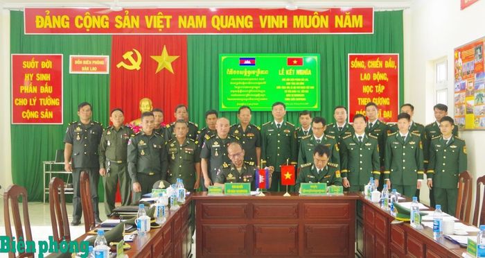 Đại diện Đồn Biên phòng Đắk Lao và Tiểu đoàn 115 ký kết biên bản kết nghĩa, thống nhất các nội dung phối hợp trong quản lý, bảo vệ biên giới. Ảnh: Văn Hoàn