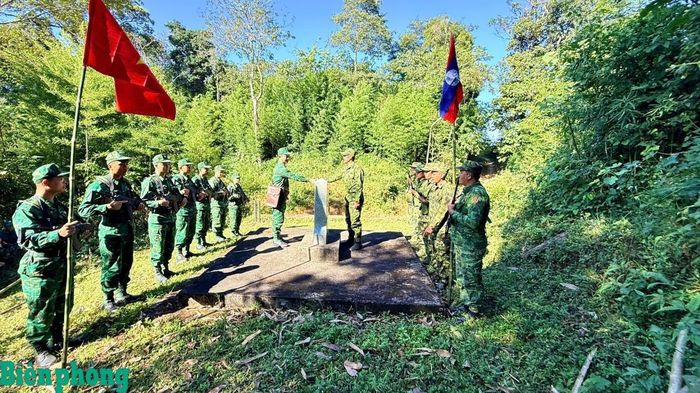 Cán bộ, chiến Đồn Biên phòng Chiềng Tương và Đại đội Biên phòng 213 tuần tra song phương, kiểm tra đường biên, cột mốc. Ảnh: Quàng Hùng