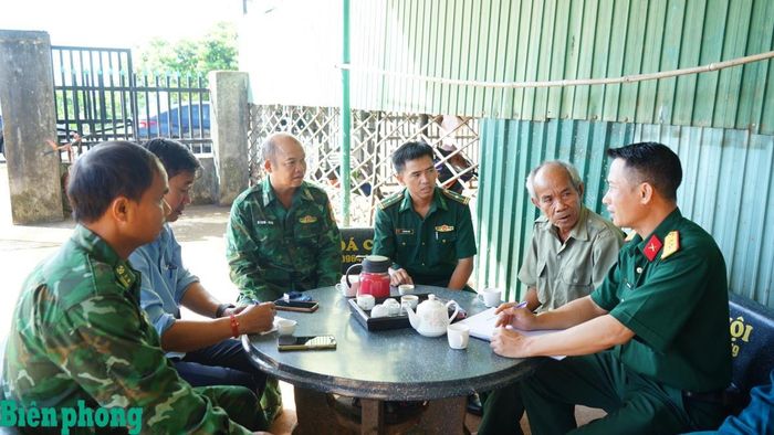 Cán bộ Đồn Biên phòng cửa khẩu quốc tế Lệ Thanh cùng Đội K52 đến gặp gỡ người dân, thu thập, ghi chép thông tin phục vụ công tác tìm kiếm, quy tập hài cốt liệt sĩ. Ảnh: Ngọc Thu