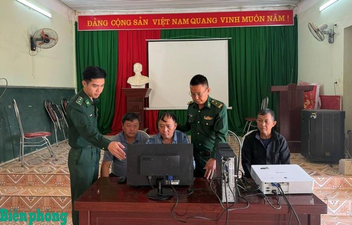 Cán bộ Đồn Biên phòng Lũng Cú hướng dẫn cán bộ thôn Má Lầu sử dụng máy tính trong công tác lãnh đạo, quản lý và thực hiện nhiệm vụ tại cơ sở. Ảnh: Văn Thành
