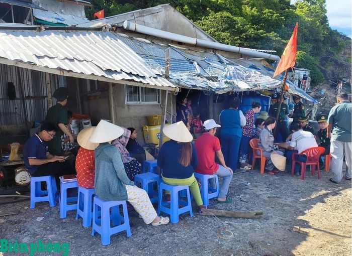 Đông đảo người dân trên đảo Hòn Chuối tham gia nghe cán bộ Biên phòng hướng dẫn cài đặt ứng dụng định danh điện tử quốc gia (VNeID) trên điện thoại thông minh. Ảnh: Hoàng Tá
