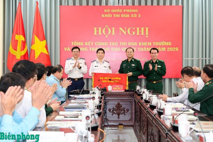 Lãnh đạo Bộ Tư lệnh Bộ đội Biên phòng bàn giao nhiệm vụ Khối trưởng Khối thi đua số 3 Bộ Quốc phòng năm 2027 cho lãnh đạo Bộ Tư lệnh Cảnh sát biển Việt Nam. Ảnh: Tuấn Kiệt