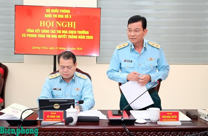 Trung tướng Trần Ngọc Quyến, Bí thư Đảng ủy, Chính ủy Quân chủng Phòng không - Không quân phát biểu tại hội nghị. Ảnh: Tuấn Kiệt