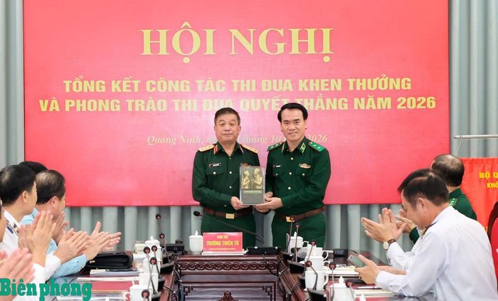 Trung tướng Vũ Trung Kiên tặng quà lưu niệm “Bác Hồ với chiến sĩ Biên phòng” cho Thượng tướng Trương Thiên Tô. Ảnh: Tuấn Kiệt