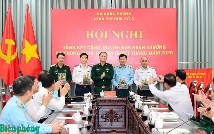 Trung tướng Nguyễn Anh Tuấn tặng quà lưu niệm “Bác Hồ với chiến sĩ Biên phòng” cho các đại biểu. Ảnh: Tuấn Kiệt
