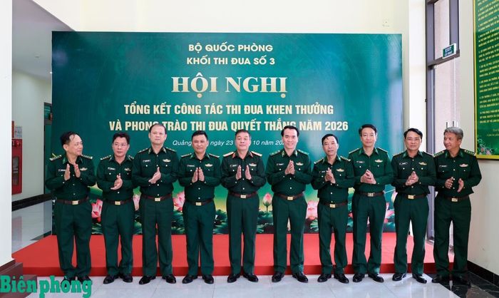 Ban Chỉ huy Bộ đội Biên phòng thành phố Quảng Ninh chụp ảnh lưu niệm với các đại biểu. Ảnh: Tuấn Kiệt