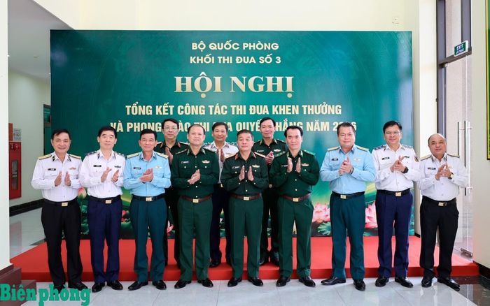 Các đại biểu trong Khối thi đua số 3 Bộ Quốc phòng chụp ảnh lưu niệm. Ảnh: Tuấn Kiệt