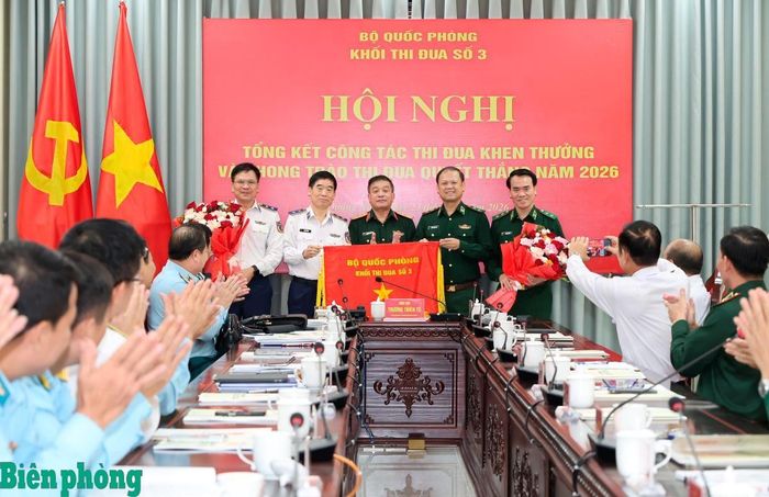 Thượng tướng Trương Thiên Tô tặng hoa chúc mừng và chứng kiến Bộ Tư lệnh Bộ đội Biên phòng bàn giao nhiệm vụ Khối trưởng Khối thi đua số 3 Bộ Quốc phòng năm 2027 cho Bộ Tư lệnh Cảnh sát biển Việt Nam. Ảnh: Tuấn Kiệt