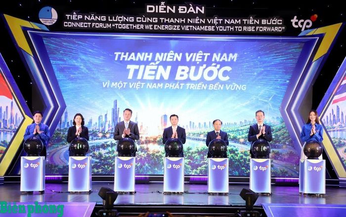 Các đại biểu tham dự diễn đàn thực hiện nghi thức khởi động hành trình mới “Tiếp năng lượng cùng thanh niên Việt Nam tiến bước”. Ảnh: Đăng Hải