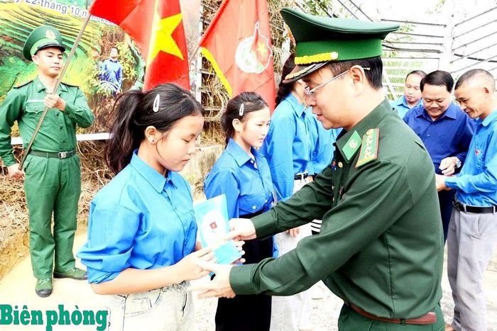 Đại tá Trần Quang Tùng, Chính ủy Ban Chỉ huy Bộ đội Biên phòng tỉnh Lào Cai trao quyết định kết nạp Đoàn cho 5 học sinh tại khu vực mốc biên giới số 166, Lồ Cố Chin, xã Pha Long, tỉnh Lào Cai. Ảnh: Trung Dũng