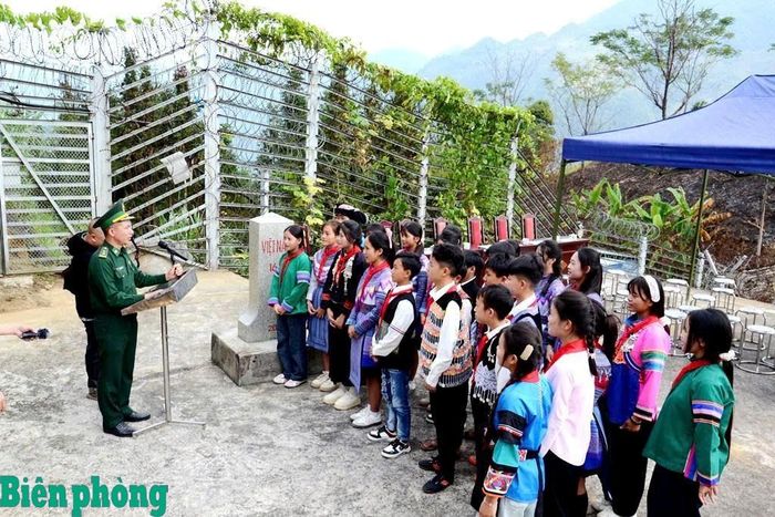 Học sinh tham gia “Tiết học biên cương” tại mốc biên giới số 166. Ảnh: Trung Dũng