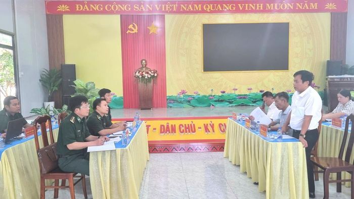 Toàn cảnh buổi làm việc. Ảnh: Ngọc Lân
