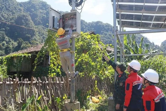 Nhân viên Viettel kiểm tra việc vận hành và chất lượng trạm phát sóng đặt tại Lân Đặt - Ảnh: BCP.