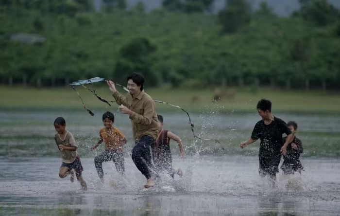 Rapper Đen vui đùa cùng các em nhỏ Tây Nguyên. Ảnh: NVCC