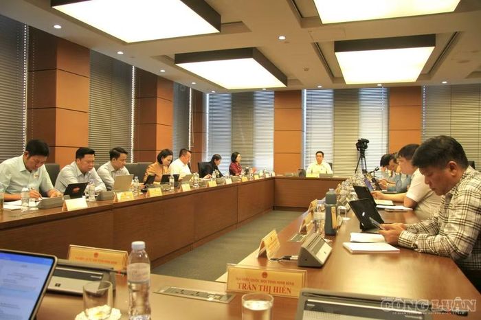 Toàn cảnh phiên thảo luận cho ý kiến về dự án Luật Đất đai (sửa đổi) tại Tổ 9, chiều 22/10.