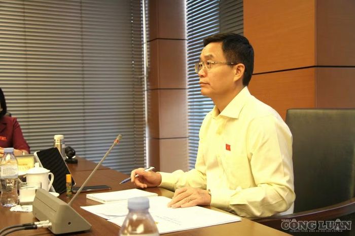 Đồng chí Nguyễn Đình Trung, Ủy viên Trung ương Đảng, Bí thư Thành ủy, Trưởng đoàn ĐBQH thành phố Huế, điều hành phiên thảo luận tại Tổ 9.