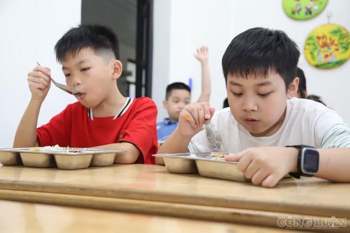 Một quy định khác đáng chú ý là học sinh thuộc địa bàn tuyển sinh nhưng không học tại cơ sở giáo dục gần nhà mà tự nguyện theo học tại trường cùng loại hình ở xa hơn sẽ không được xét hưởng chính sách dành cho học sinh, học viên bán trú.