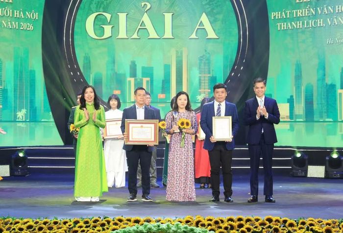 Ekip thực hiện Phim tài liệu “Hà Nội - Quản trị mới - Gần lòng dân” nhận Giải A tại Giải Báo chí về phát triển văn hóa và xây dựng người Hà Nội văn minh, thanh lịch lần thứ IX – năm 2026. Ảnh: NVCC