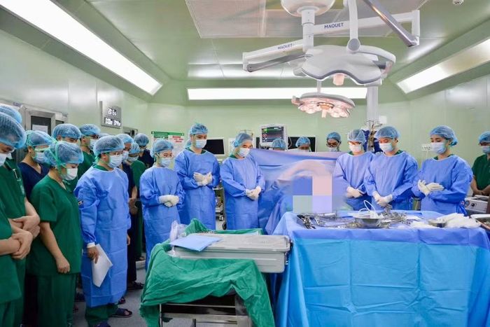 Từ thực tế này, ông cho rằng đề xuất cho phép người dưới 18 tuổi hiến mô tái sinh trong một số trường hợp đặc biệt để điều trị cho người thân có cơ sở khoa học và ý nghĩa nhân văn, nhưng phải đi kèm những điều kiện bảo vệ nghiêm ngặt. Ảnh: Bộ Y tế