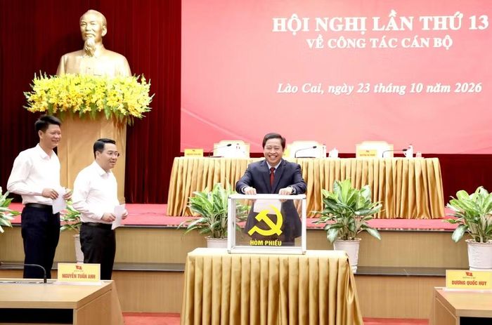 Các đại biểu bỏ phiếu bầu Ủy viên Ủy ban Kiểm tra Tỉnh ủy. Ảnh: laocai.gov.vn