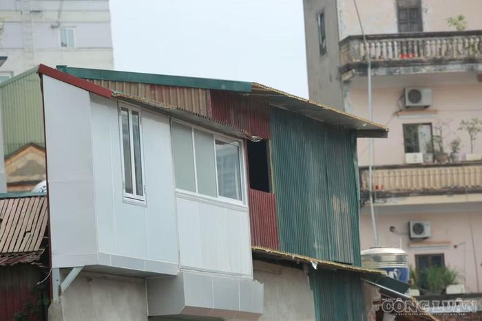 Phía trên tầng 2 của công trình được lắp cửa sổ kính.