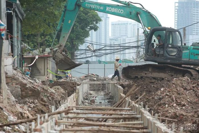 Công nhân đã bắt đầu thi công hệ thống cống thoát nước ở hai bên, từng bước triển khai các hạng mục của dự án.