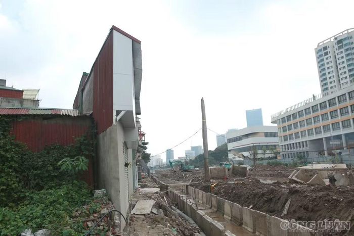 Hình ảnh ngôi nhà siêu mỏng, siêu méo trên tuyến đường Phạm Hùng - Lê Đức Thọ.
