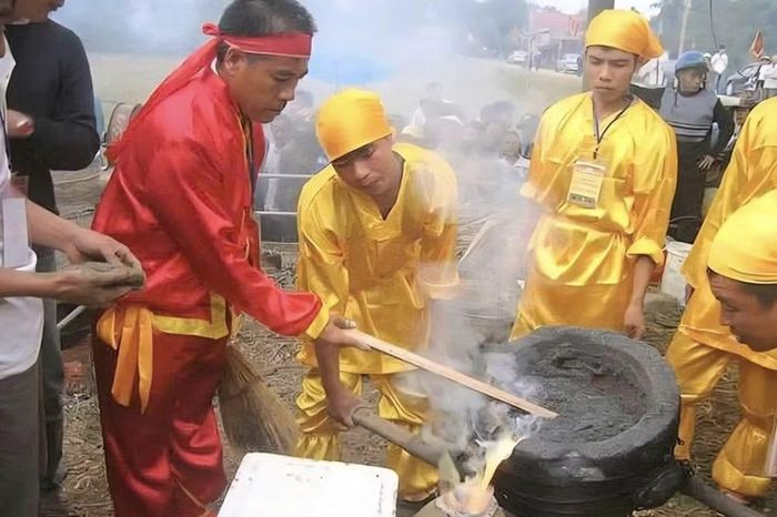 Nghề đúc đồng cổ truyền làng Chè (Trà Đông), xã Thiệu Trung, được giới thiệu trong khuôn khổ hoạt động trình diễn văn hóa các dân tộc Thanh Hóa. Ảnh: Bộ VHTTDL