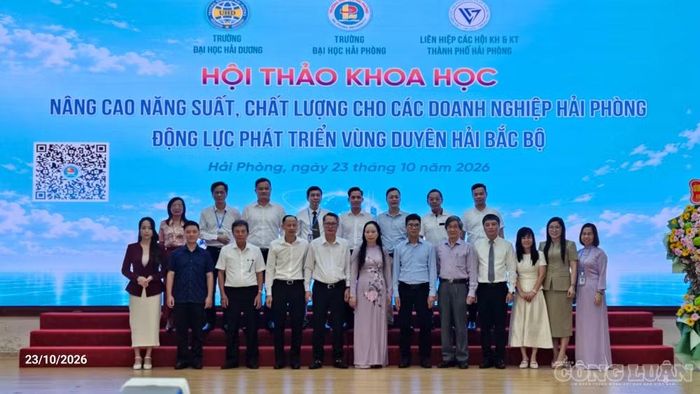 Các đại biểu chụp ảnh lưu niệm tại Hội thảo.