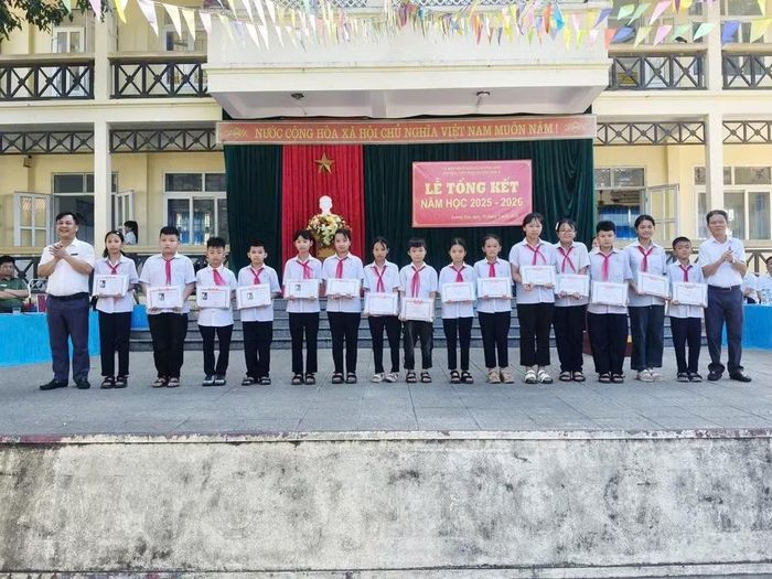 Đại diện BGH Trường Tiểu học Lương Sơn 2 (nay là Phân hiệu Tiểu học - Trường TH & THCS Lương Sơn) trao giấy khen và phần thưởng cho các em học sinh có thành tích cao trong năm học 2025 - 2026.