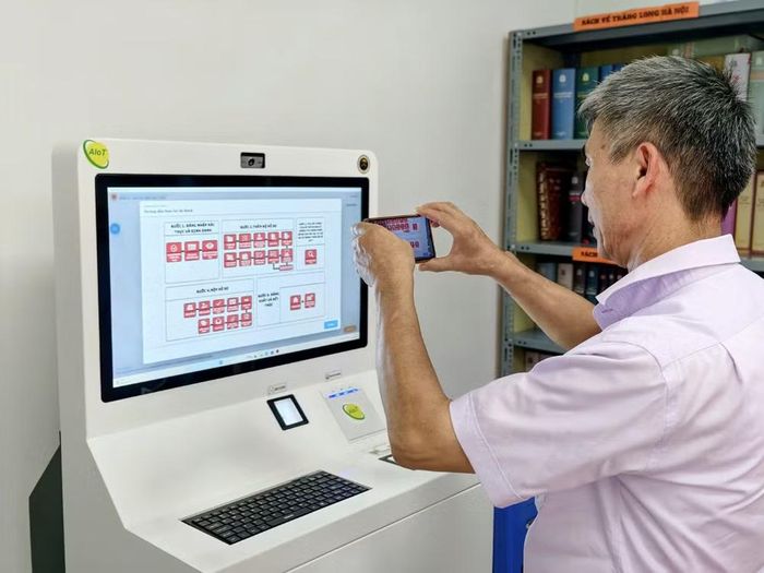 Ki-ốt máy tính phục vụ dịch vụ công trực tuyến hỗ trợ người dân thực hiện thủ tục hành chính. Ảnh: TT