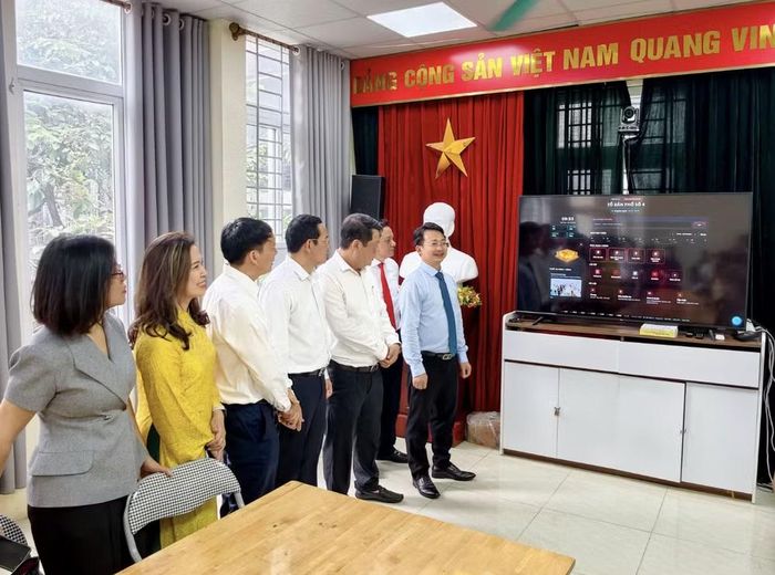 Lãnh đạo Sở VHTT&DL Hà Nội và lãnh đạo phường Giảng Võ tham quan mô hình thiết chế văn hóa tổ dân phố tại Nhà văn hóa tổ dân phố số 4. Ảnh: TT