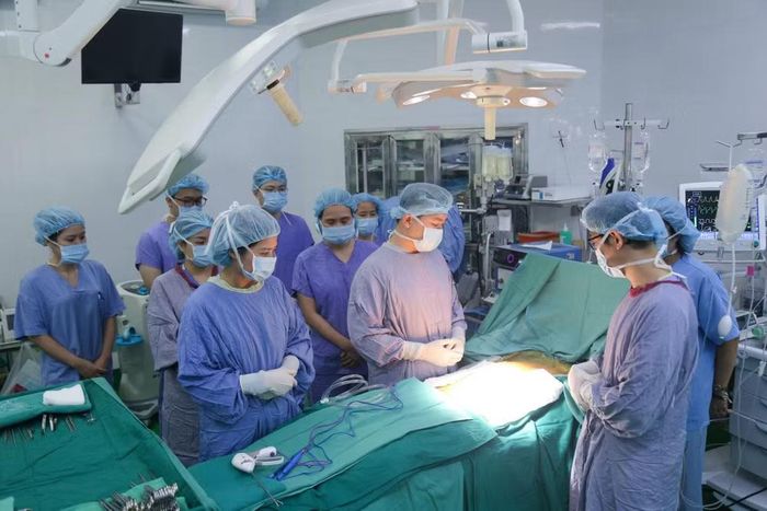 Các bác sĩ tri ân người hiến trước khi thực hiện ca lấy - ghép tạng. Ảnh: Thảo My