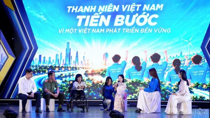 Giao lưu, chia sẻ với chị Lê Thị Thắm - gương “Thanh niên sống đẹp” năm 2023 (Ảnh: Dương Khánh).