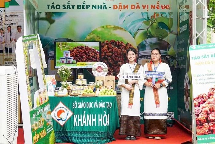 Em Lưu Thùy Dương (bên phải), học sinh Trường THPT An Phước (xã Ninh Phước), ứng dụng công nghệ số để giới thiệu nét độc đáo của văn hóa Chăm, Raglai, góp phần gìn giữ và phát huy giá trị văn hóa truyền thống của dân tộc