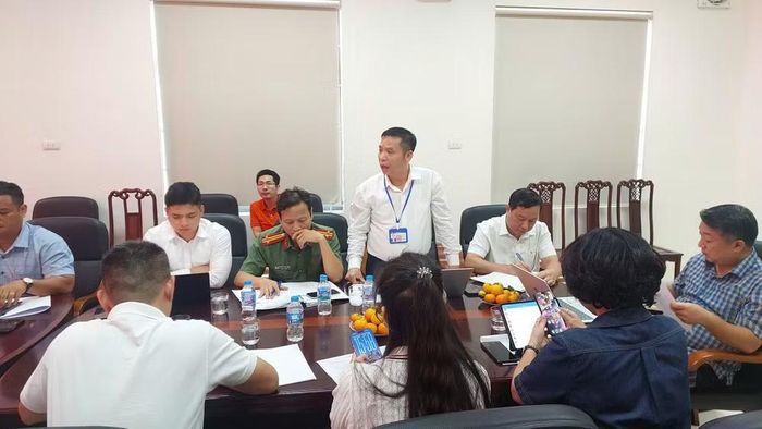 Ông Vũ Mạnh Tuấn - Phó Chủ tịch UBND xã - chỉ đạo quyết liệt tại hội nghị, với phương châm rõ người, rõ việc, rõ tiến độ và rõ trách nhiệm cho từng phòng ban, đoàn thể và chủ đầu tư. Ảnh: Đào Vinh