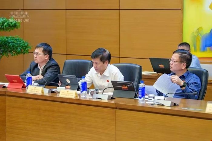 Các đại biểu thảo luận tại tổ. Ảnh: QH