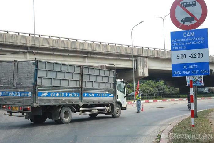 Để tổ chức giao thông, lực lượng chức năng đã cắm biển cấm xe khách từ 16 chỗ trở lên, xe tải có trọng tải toàn bộ từ 2 tấn trở lên, tại đoạn vòng xuyến từ Khu công nghiệp Bắc Thăng Long rẽ theo hướng đường Võ Văn Kiệt đi cầu Thăng Long. Tuy nhiên, vẫn có xe tải đi vào khu vực này.