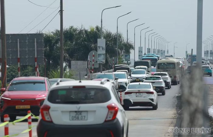 Cầu Thăng Long là tuyến giao thông quan trọng kết nối Hà Nội với các địa bàn phía Bắc. Khu vực đầu cầu thường xuyên có mật độ phương tiện lớn, đặc biệt vào giờ cao điểm.