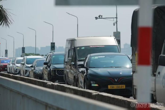 Dòng phương tiện là ô tô "nhúc nhích" di chuyển qua cầu Thăng Long trưa 23/10.