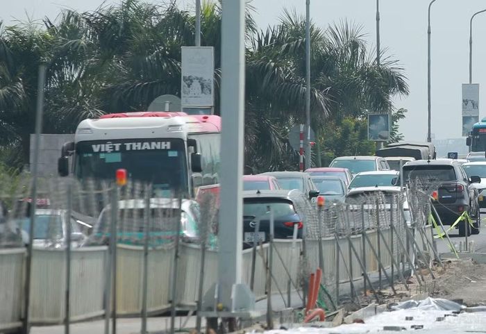 Một số xe khách di chuyển trên cầu.