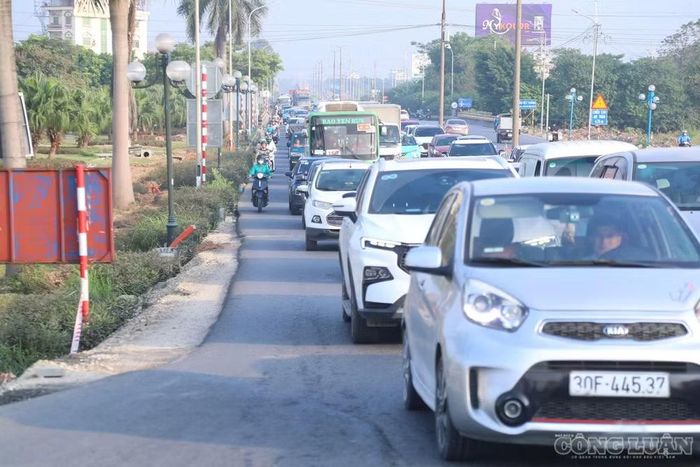 Dòng ô tô nối đuôi nhau lên cầu, khiến việc đi lại của người dân gặp khó khăn.